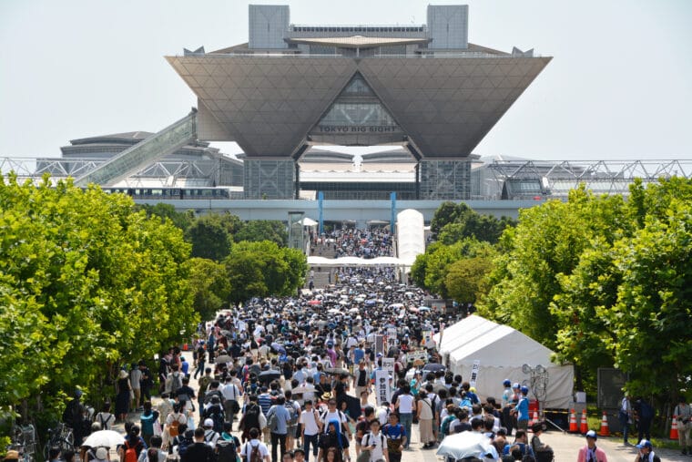 Crowds of people lining up to enter Tokyo Big Sight, the venue of Comiket (Comic Market)