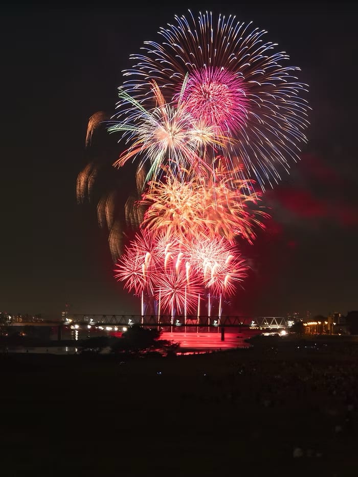 A fireworks festival held along the Tama River, spanning Chofu City and Kawasaki City.