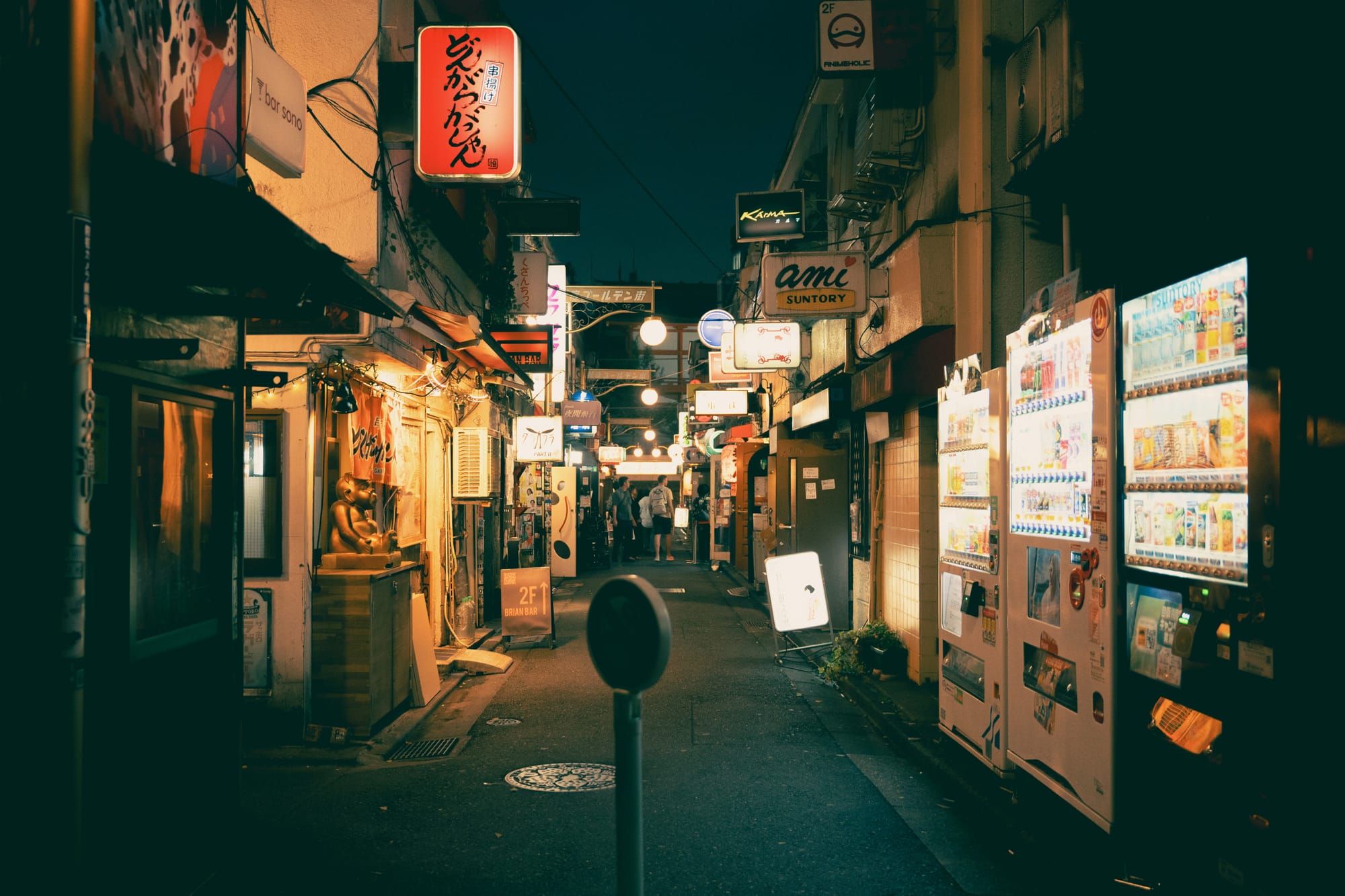 An bar-lined alleyway in Golden Gai Tokyo at night