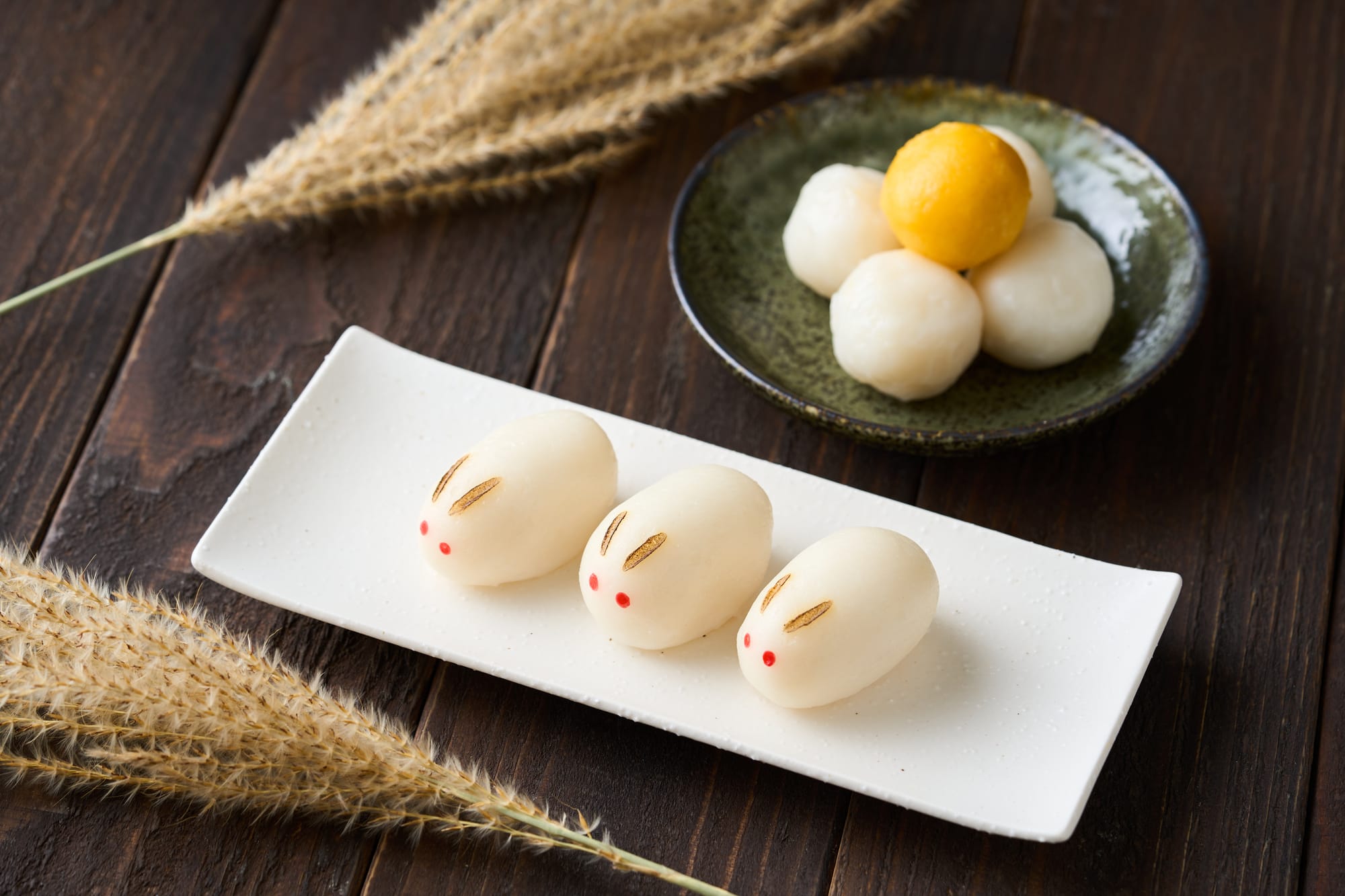 Rabbit-shaped rice dumplings and round white and yellow ones. This is a traditional Japanese seasonal food.
