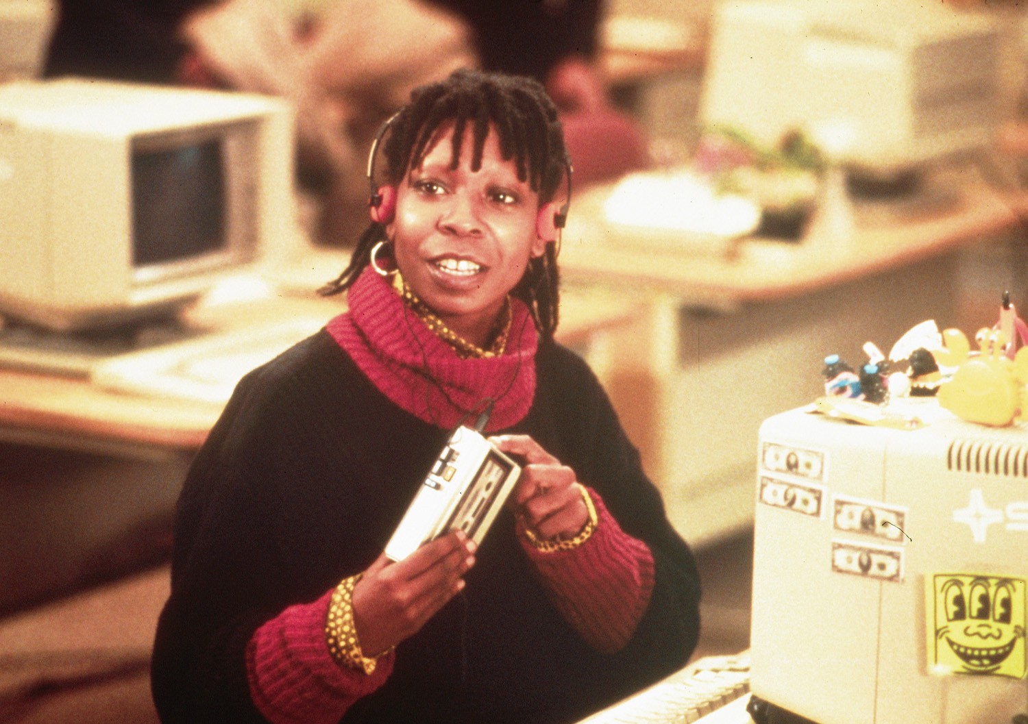 Jumpin-Jack-Flash-whoopi-goldberg-31552936-1500-1057