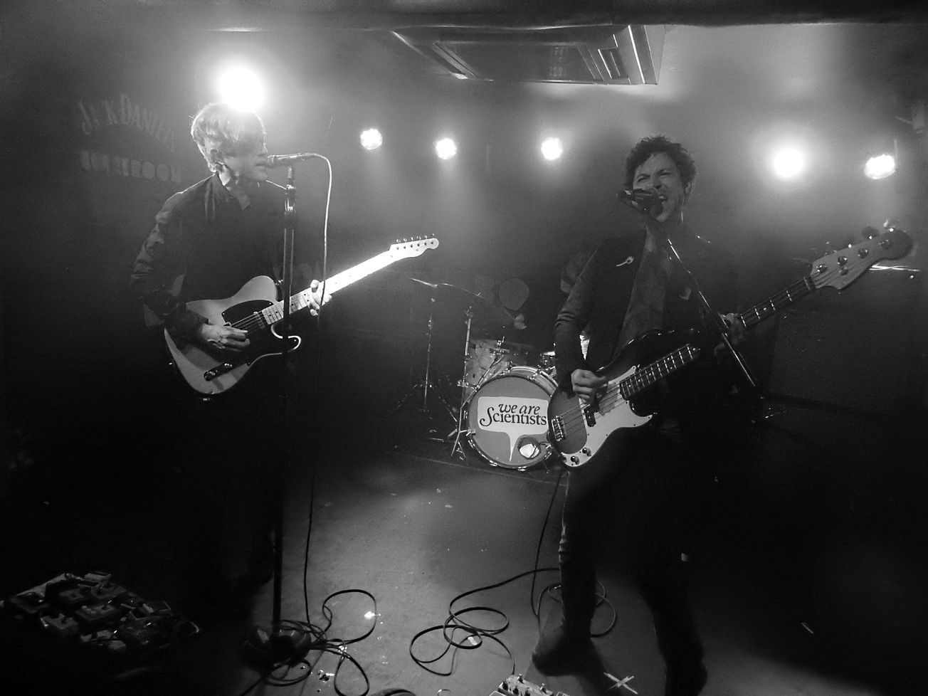 Review / We Are Scientists @ Thekla