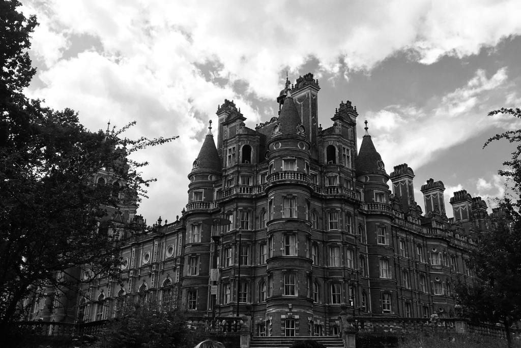 DuMaurier, Dracula, Machado: When Gothic Literature Becomes Hauntingly Present