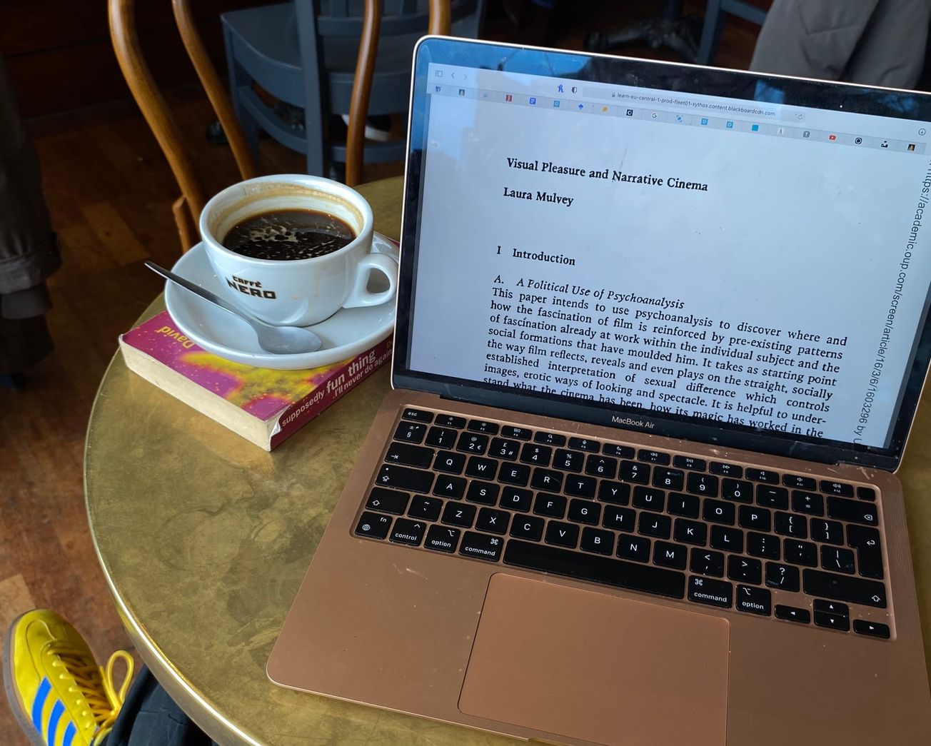 Sexy Lamps and Fleabag: a portrait of women through the male and female gaze