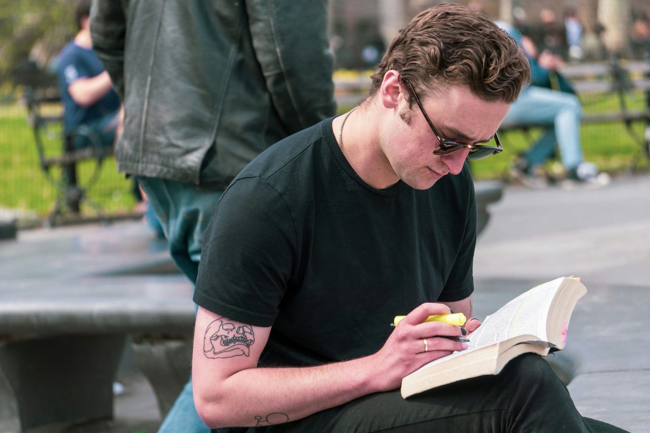 A defence of the performative reader