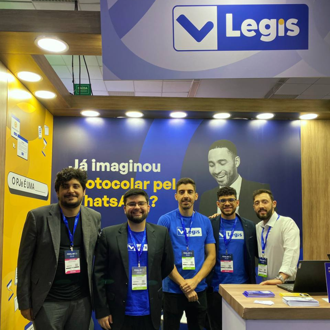 Na imagem: Equipe de 5 colaboradores homens em stand personalizado na Fenalaw 