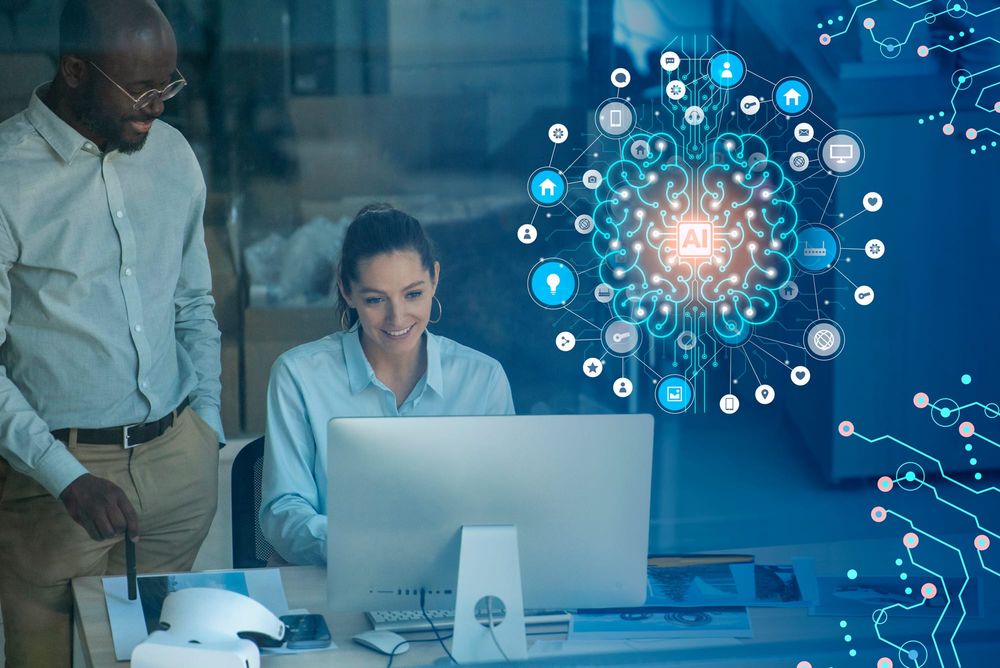 Na imagem: Homem observa colega de trabalho mulher usando com tranquilidade o computador