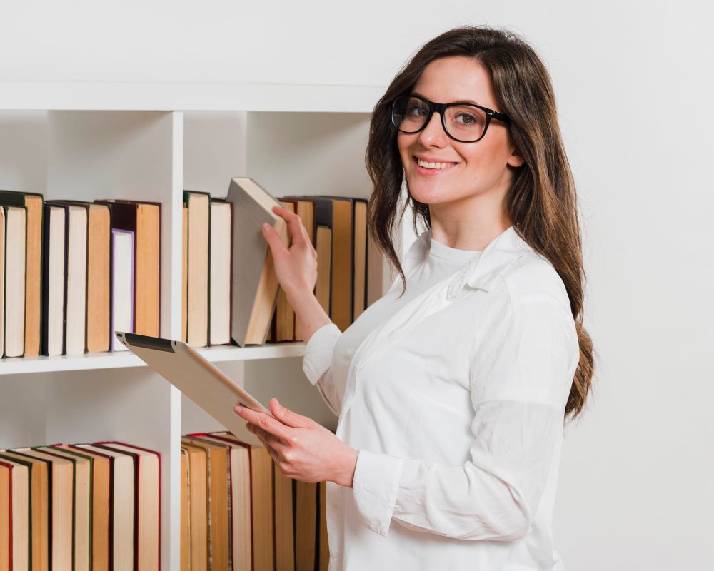 Na imagem: estudiosa busca livro em uma estante repleta de opções