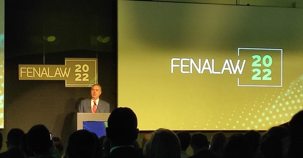 Na imagem: Ministro barroso discursa no palco da Fenalaw