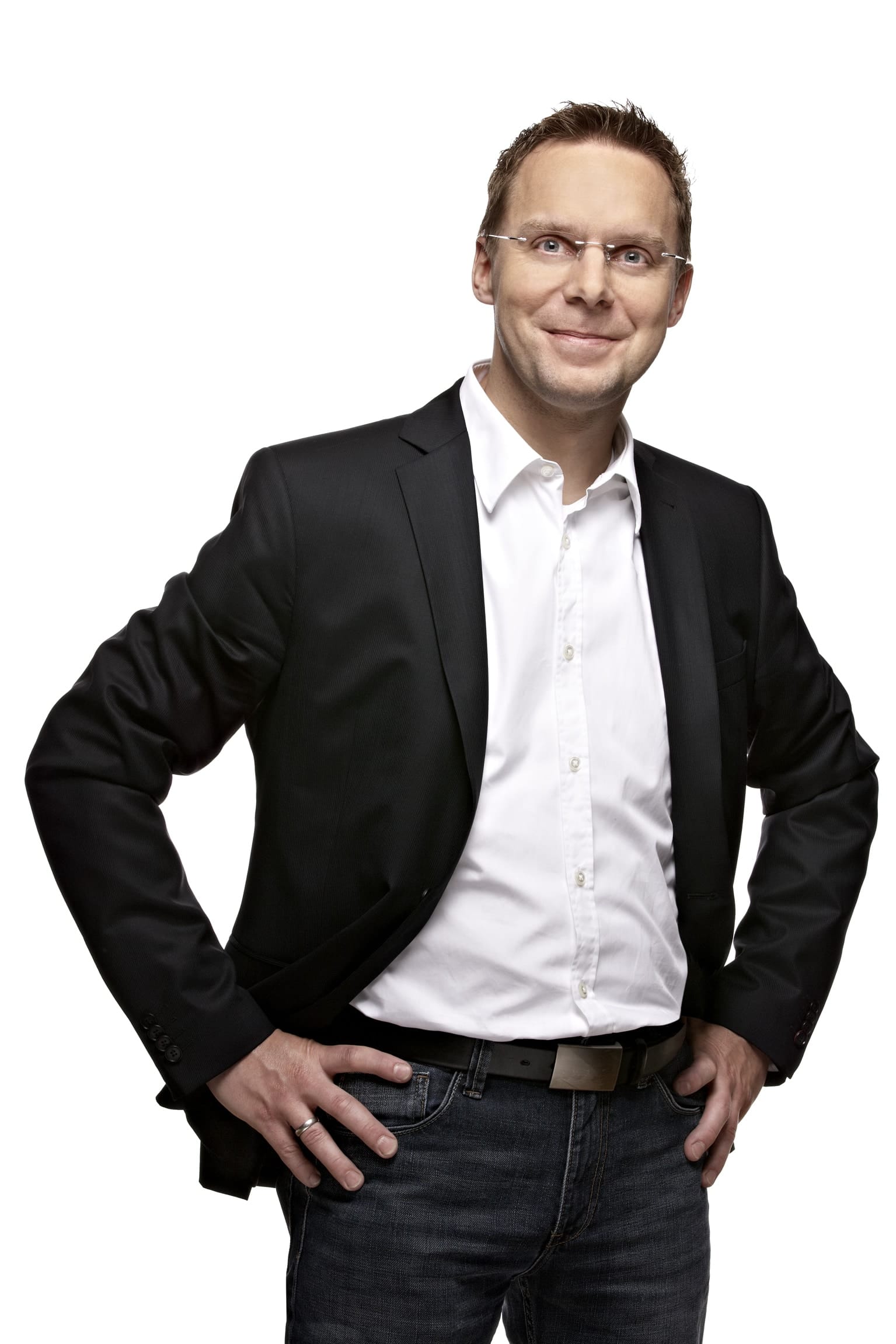 Chris Berger: Linkedin Profil: at.linkedin.com/pub/chris-berger/63/9b6/887/ Website: www.christianberger.co.at Aktuelle Funktion: CEO / Geschäftsführer BeeOne (www.beeone.at) Beratungsfunktion: Senior Advisor @ FinTech Forum DACH https://paymentandbanking.com//www.fintechforum.de/ Christian Berger ist Geschäftsführer und Gründungsmitglied der BeeOne GmbH, welche seit 2012 als Digitales Innovationslab der Erste Group operiert. Mit dieser Gesellschaft ist Christian Berger ein Pionier im Raum CEE, da BeeOne bislang das einzige Lab dieser Art im Bankenbereich in dieser Region ist. Vor dieser Funktion war er als Manager in diversen internationalen Funktionen im Retail Business und der IT der Erste Group und Bank Austria zuständig. 
