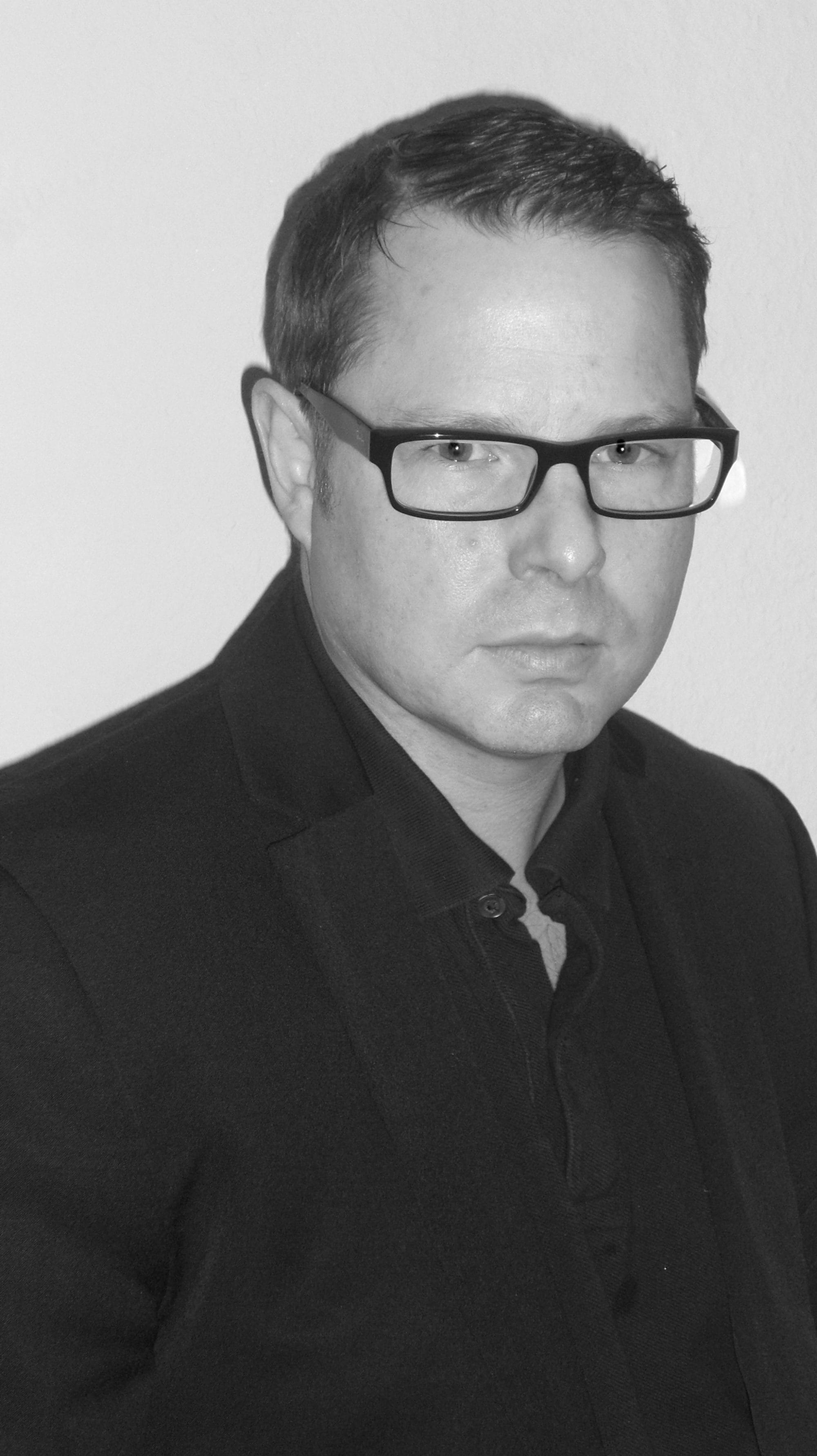 Steffen v. Blumröder (41) ist diplomierter Betriebswirt und hält einen MBA in Unternehmensführung und Wirtschaftsethik. Von Blumröder war lange Jahre beim amerikanischen Soft- und Hardwarehersteller Oracle. Dort verantwortet er in den Bereichen Business Development und Global Account Management über sechs Jahre Großkunden der unterschiedlichsten Branchen. Zudem war er für CSC tätig, einem weltweit operierenden IT Dienstleister. Hier verantwortete er strategische Kunden, die er bezüglich Cloud Computing und Applikation Management Lösungen beriet. Im Juli 2012 übernahm Herr von Blumröder im BITKOM die Bereichsleitung Banking & Financial Services und digitalen Zahlungsverkehr. Er ist ein Verfechter innovationsgerechter Politik und setzt sich für mehr Eigenverantwortung im digitalen Zeitalter ein.