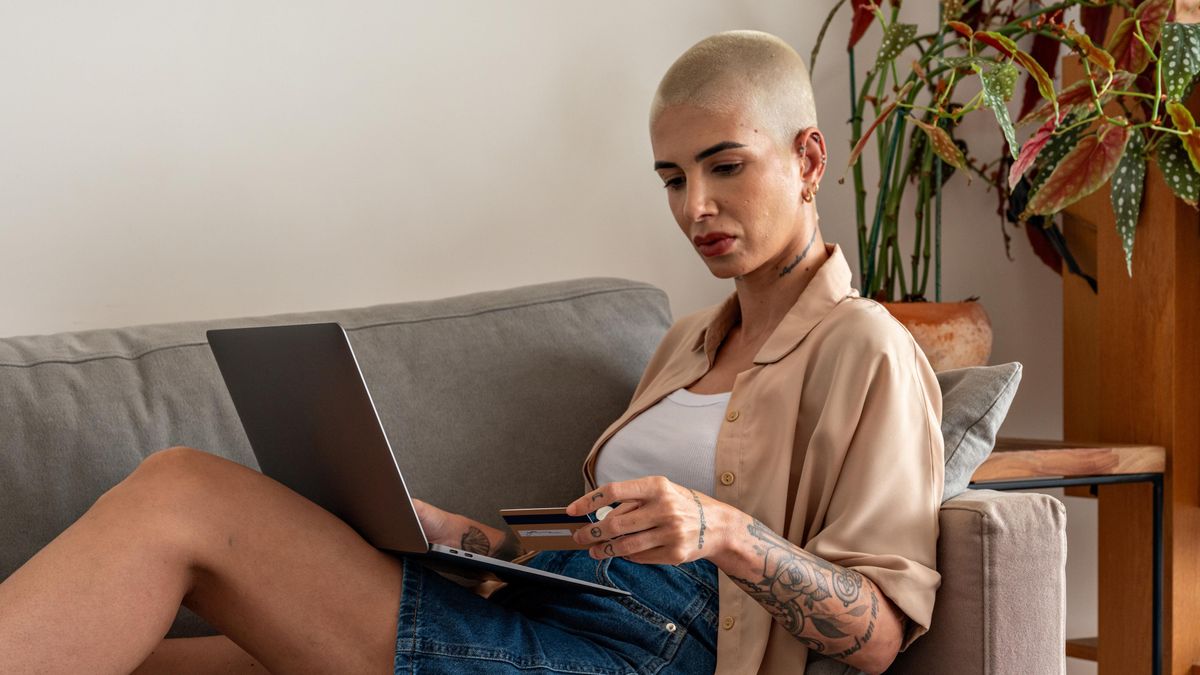 Frau beim Online-Shopping mit KI-Empfehlungen auf dem Bildschirm