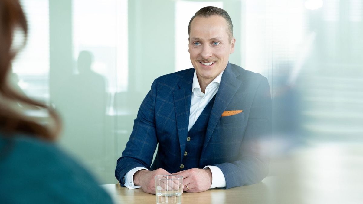 Nikolaus Trzeschan über den praktischen KI-Einsatz in Banken – von Automatisierung über Compliance bis Kundenservice