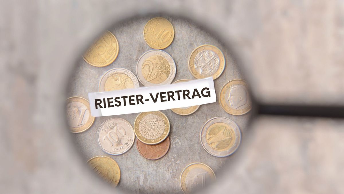 Lupe über Münzen und dem Schriftzug „Riester-Vertrag" – Symbolbild für die Reform der Riester-Rente und den Übergang zum Altersvorsorgedepot