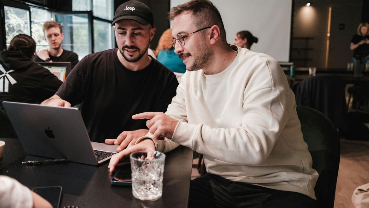 Zwei Gründer arbeiten gemeinsam am Laptop – Symbolbild für den Gründungsboom in Deutschland und die neue KI-Startup-Welle 2026