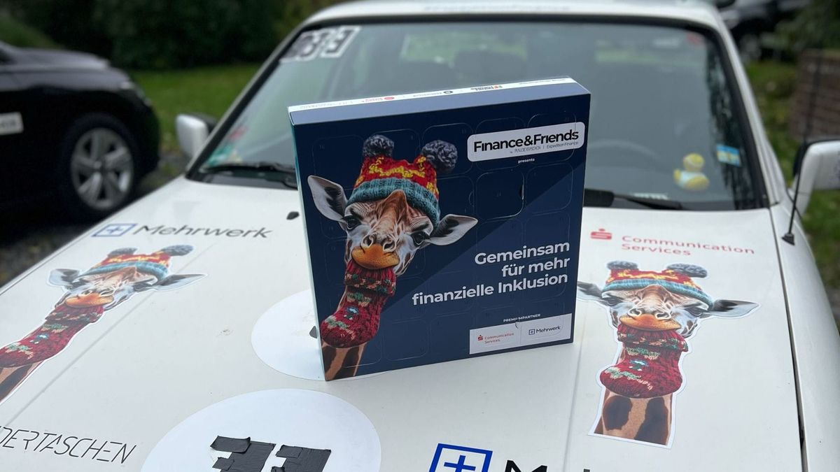 Finance and Friends Adventskalender 2024 – Förderung finanzieller Bildung durch kreative Socken-Designs.