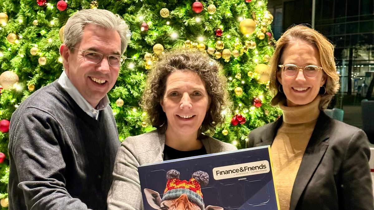Verena von Hugo, Sylvia Hüls und ein Unterstützer präsentieren den Socken-Adventskalender für die Initiative ‚Bündnis Ökonomi