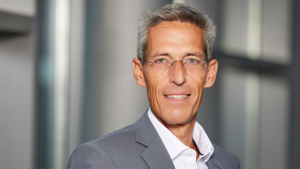 Mitarbeitende der DZ Bank arbeiten an der Zahlungsplattform im Rechenzentrum
