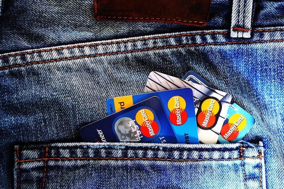 Debitkarten: Den Spagat zwischen Kosten und Kundenerlebnis meistern