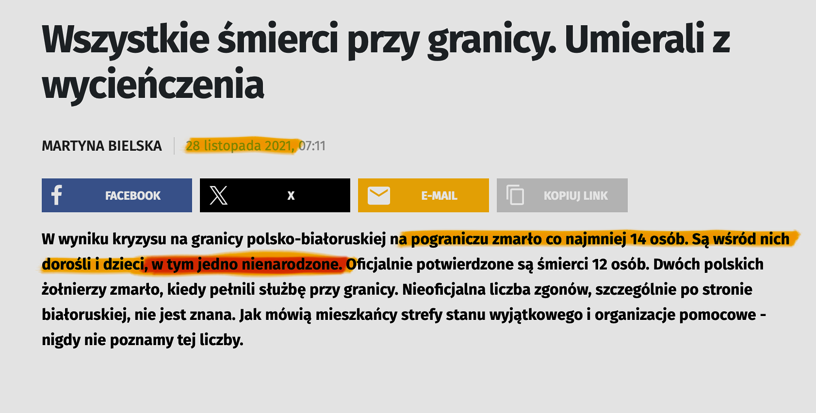 Artykuł Martyny Bielskiej z 28 listopada 2021 roku informuje, że na granicy polsko-białoruskiej zmarło co najmniej 14 osób, w tym jedno nienarodzone dziecko. Oficjalnie potwierdzono śmierć 12 osób. Dwóch polskich żołnierzy zmarło na służbie. Nieoficjalna liczba zgonów, zwłaszcza po stronie białoruskiej, pozostaje nieznana.