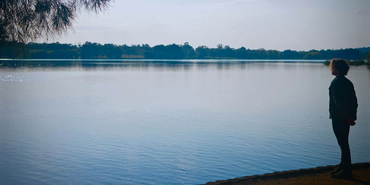 平靜地看著湖面