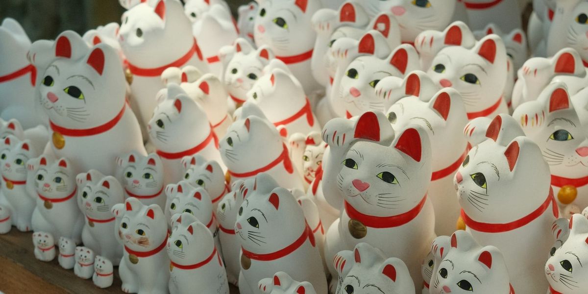 一堆大大小小的招財貓