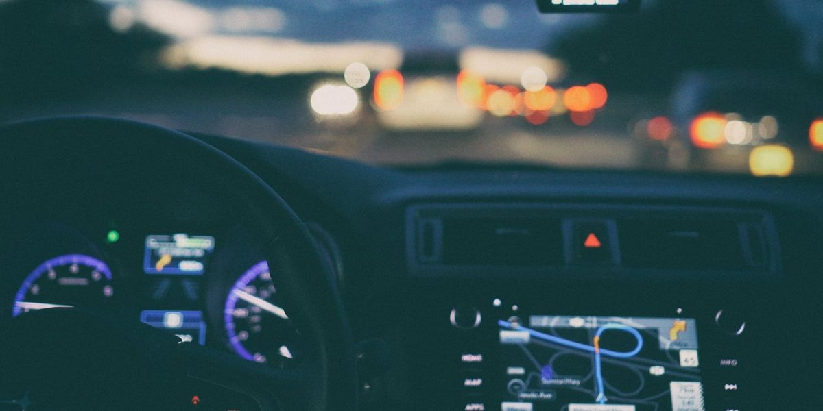 夜間駕駛座視角，一台車正跟著導航行駛，前方道路模糊，象徵在人生中尋找方向、懷疑地圖卻仍前進的過程。