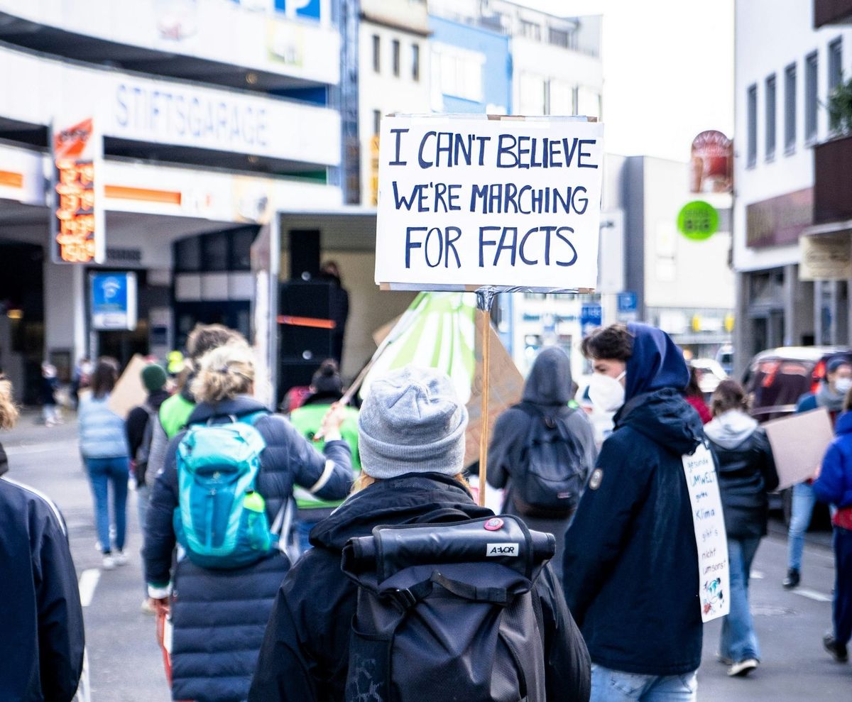 Hur kommer Metas beslut att begränsa sin faktakontroll påverka samhället?