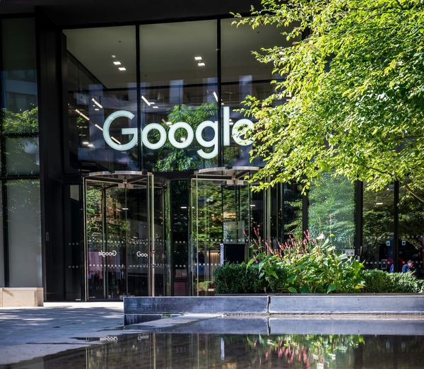 Meta och Google fälls: bristande varningar och skadlig design i fokus