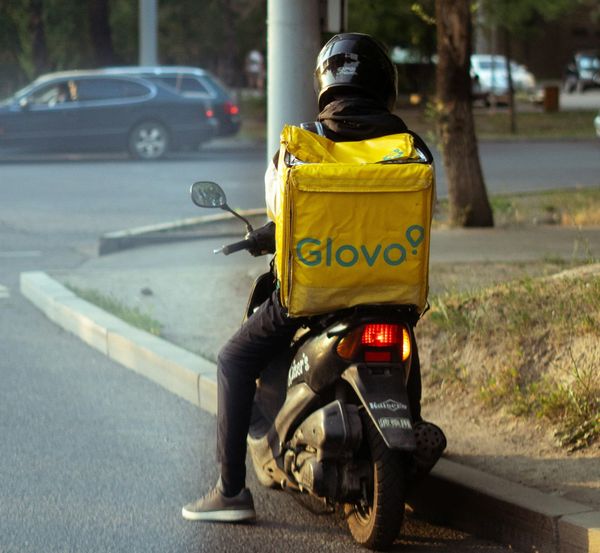 Italien utreder Glovo och Deliveroo för vilseledande bild av arbetsvillkor