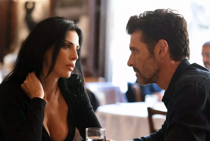 Η Ελένη 38 ετών παντρεμένη συναντά τυχαία τον παλιό της έρωτα από το πανεπιστήμιο σε ένα καφέ. Η συζήτηση ξυπνά παλιές αναμνήσεις και οδηγεί στο ξενοδοχείο δίπλα. - FREE AUDIO