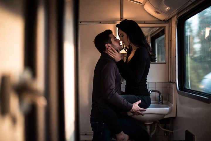 Η Ζωή 33 ετών γνωρίζει έναν άντρα στο τρένο κατά τη διάρκεια μακρινού ταξιδιού. Συνομιλούν για ώρες και καταλήγουν στην τουαλέτα του τρένου.
