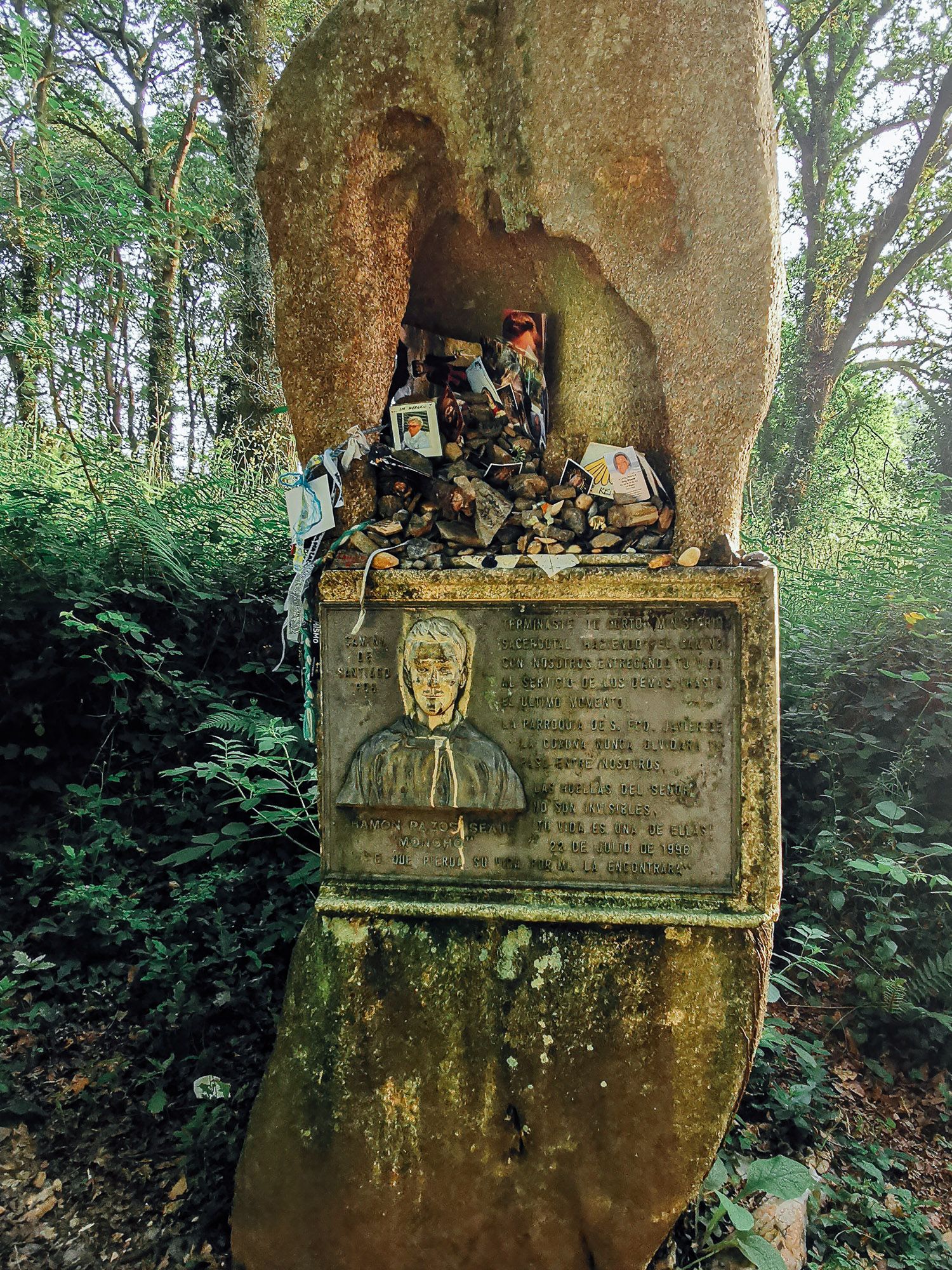 Memorial สำหรับ Guillermo Watt Pilgrim ผู้เสียชีวิตระหว่างการเดินทาง มีคนเอารูปของคนอื่น ๆ มาวางไว้บน Memorial อีกด้วย