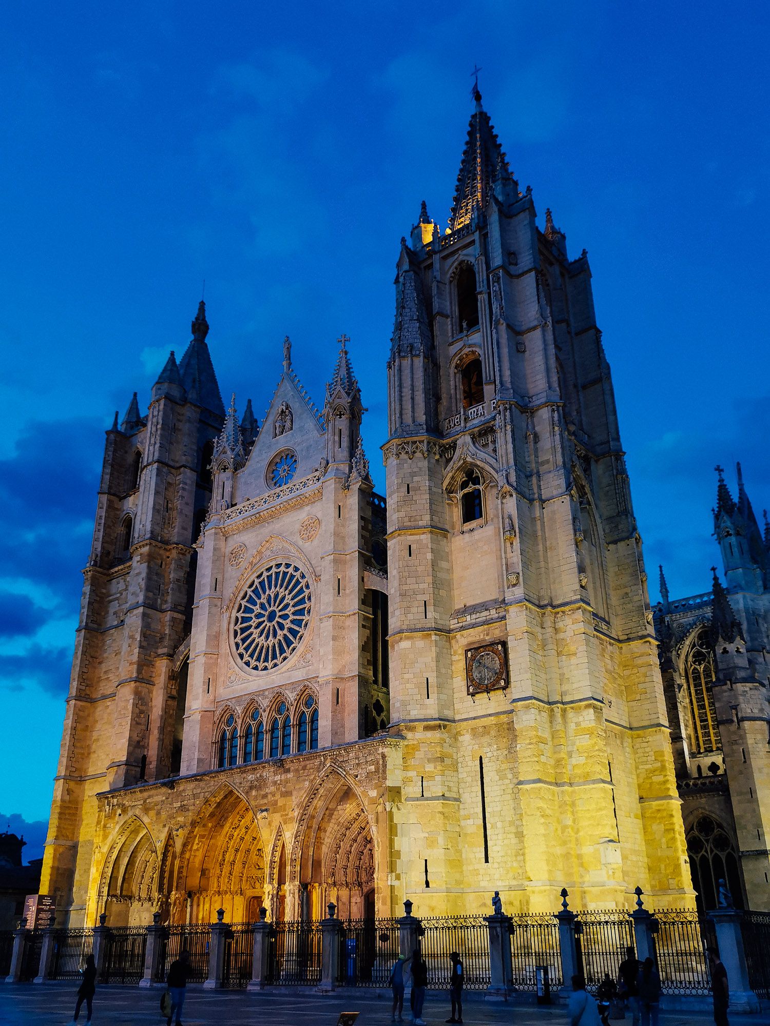  León Cathedral ในเวลาเกือบพลบค่ำ มีการจัดไฟ ทำให้ดูสวยไปอีกแบบ