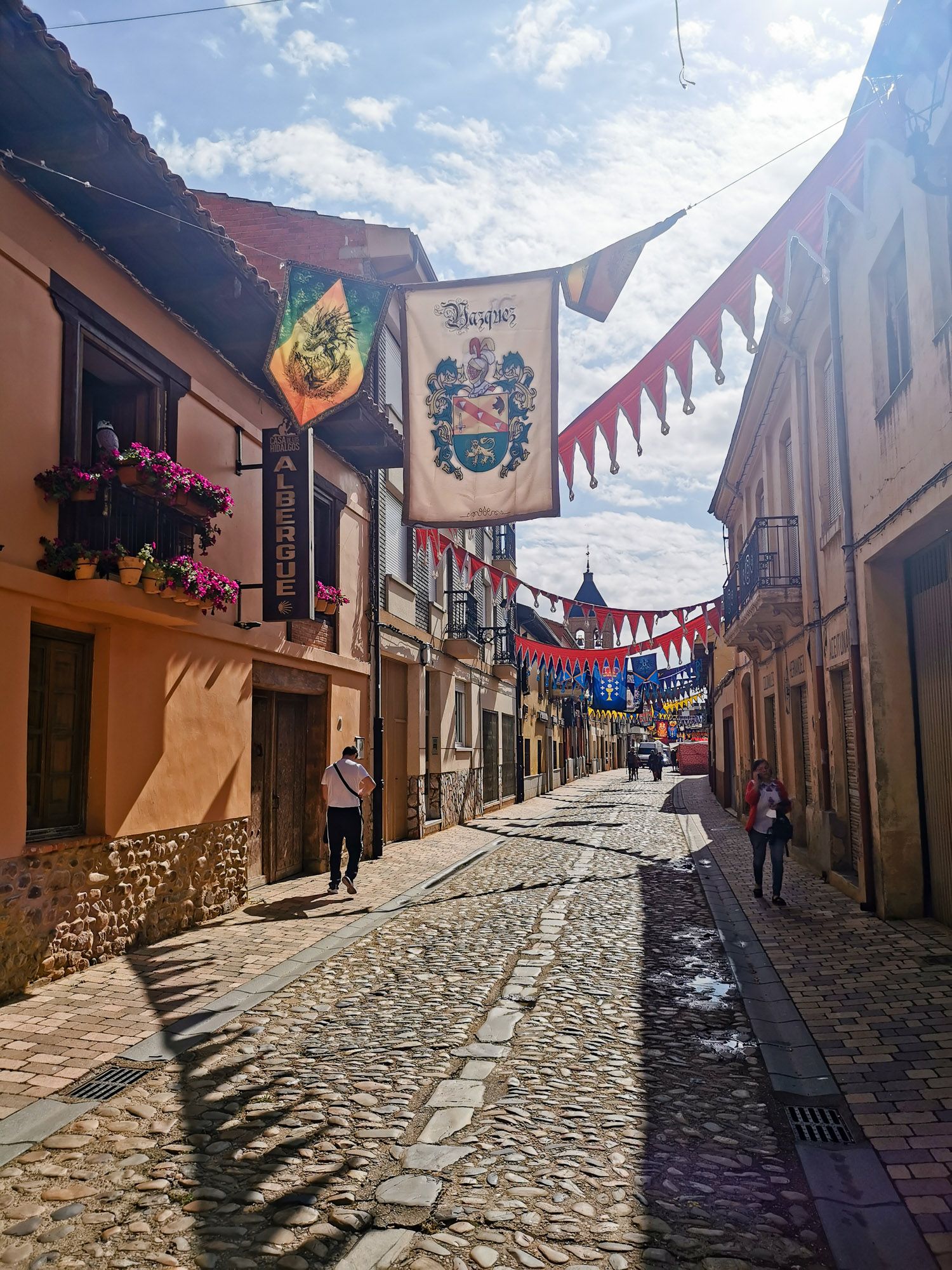 ถนนในเมือง Hospital de Órbigo ตกแต่งด้วยธงแบนเนอร์สีสันสดใส เตรียมเทศกาล