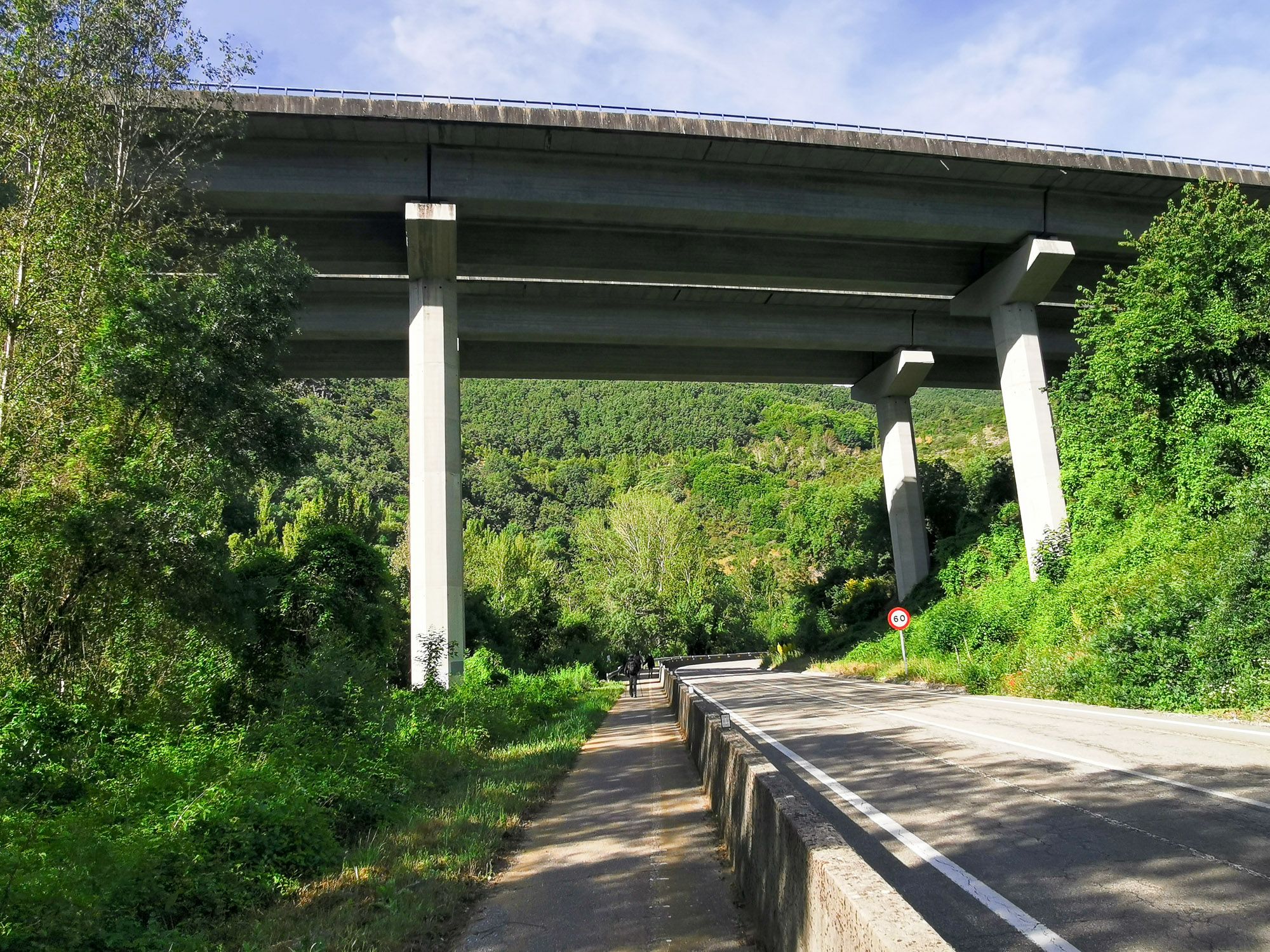 ทางเดินเรียบถนนหลัก พร้อมกับไฮเวย์ข้ามทางเดิน