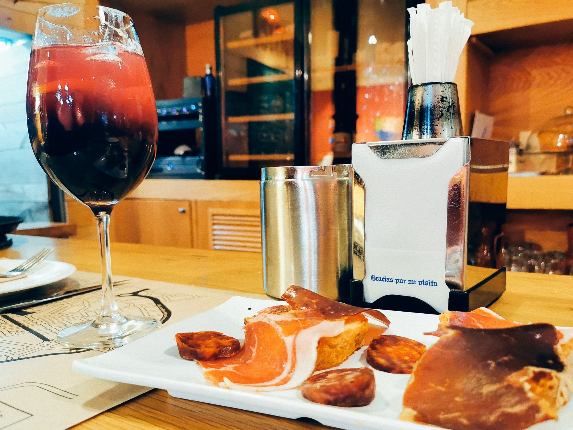 Tinto de Verano และ Tapas ของแถมได้แก่ Jamón และไส้กรอก Chorizo