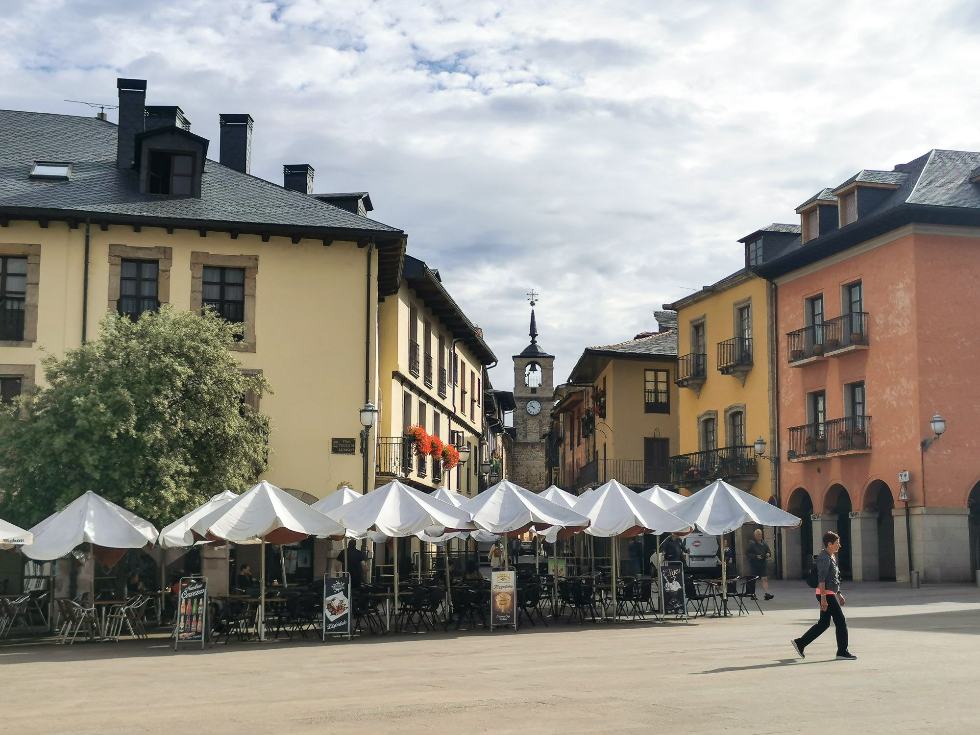 เมืองเก่า ตึกสีสันสดใจ ลานพลาซ่า มีการตั้งโต๊ะอาหารจากคาเฟ่ข้างเคียง