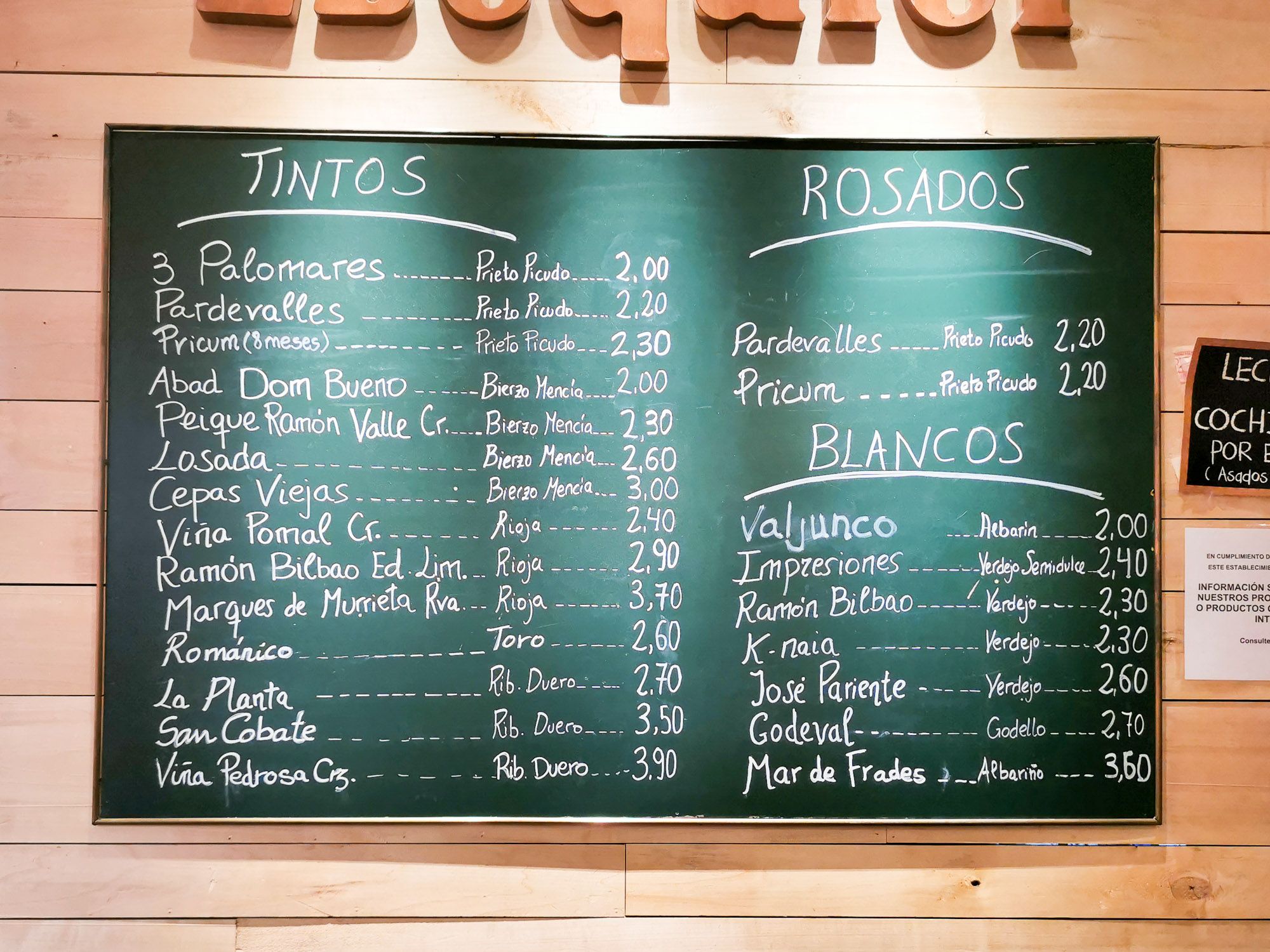 รายการไวน์ และราคาต่อแก้ว ที่ส่วนใหญ่ราคาไม่เกิน 3 ยูโรต่อแก้ว