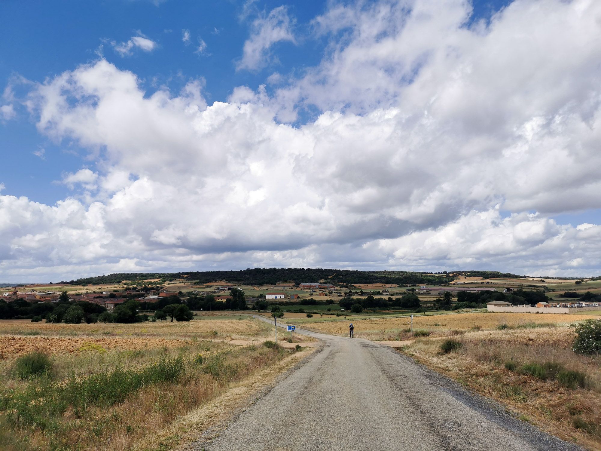 ระหว่างทางเดิน สองข้างทางเป็นทุ่งเกษตรกรรม มุ่งหน้าสู่หมู่บ้านข้างหน้า