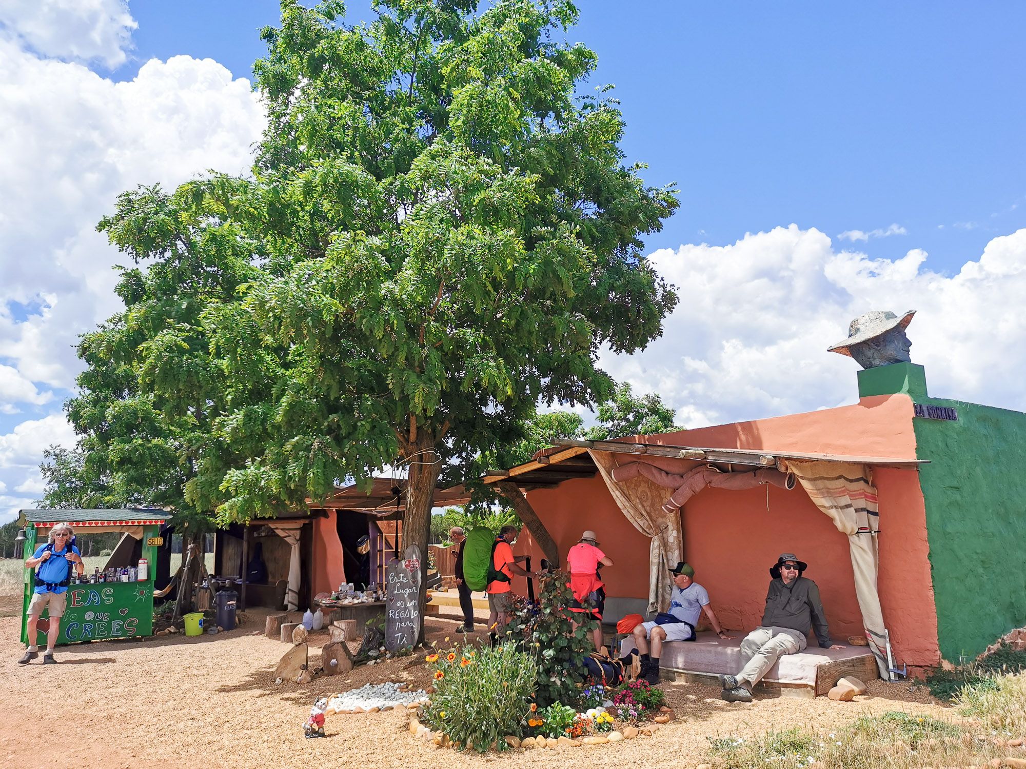 Snack Stand ประกอบไปด้วยที่นั่งใต้ร่มเงา มีบาร์เครื่องดื่มบริการตนเอง และโต๊ะวางขนม ผลไม้ต่าง ๆ ให้บริการ