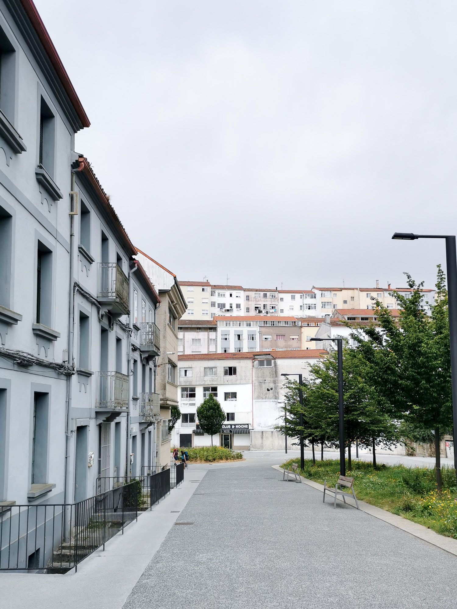 ตึกในเมือง Santiago de Compostela ตึกเป็นสีขาวสวยสะอาดตา