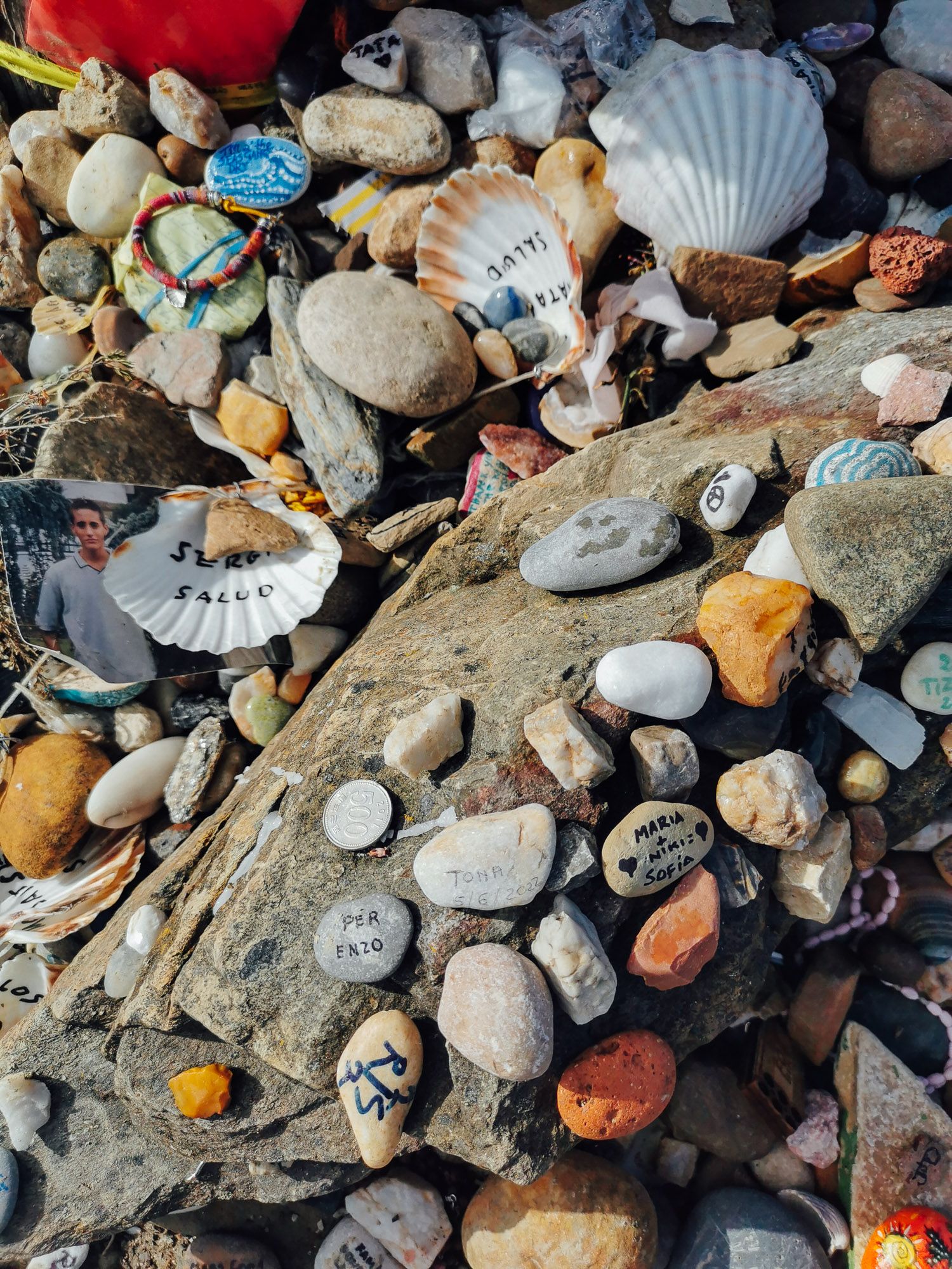 ก้อนหินที่ Pilgrim มาวางทิ้งไว้ มีรูปร่างต่าง ๆ กัน บางก้อน มีเขียนชื่อ และข้อความไว้