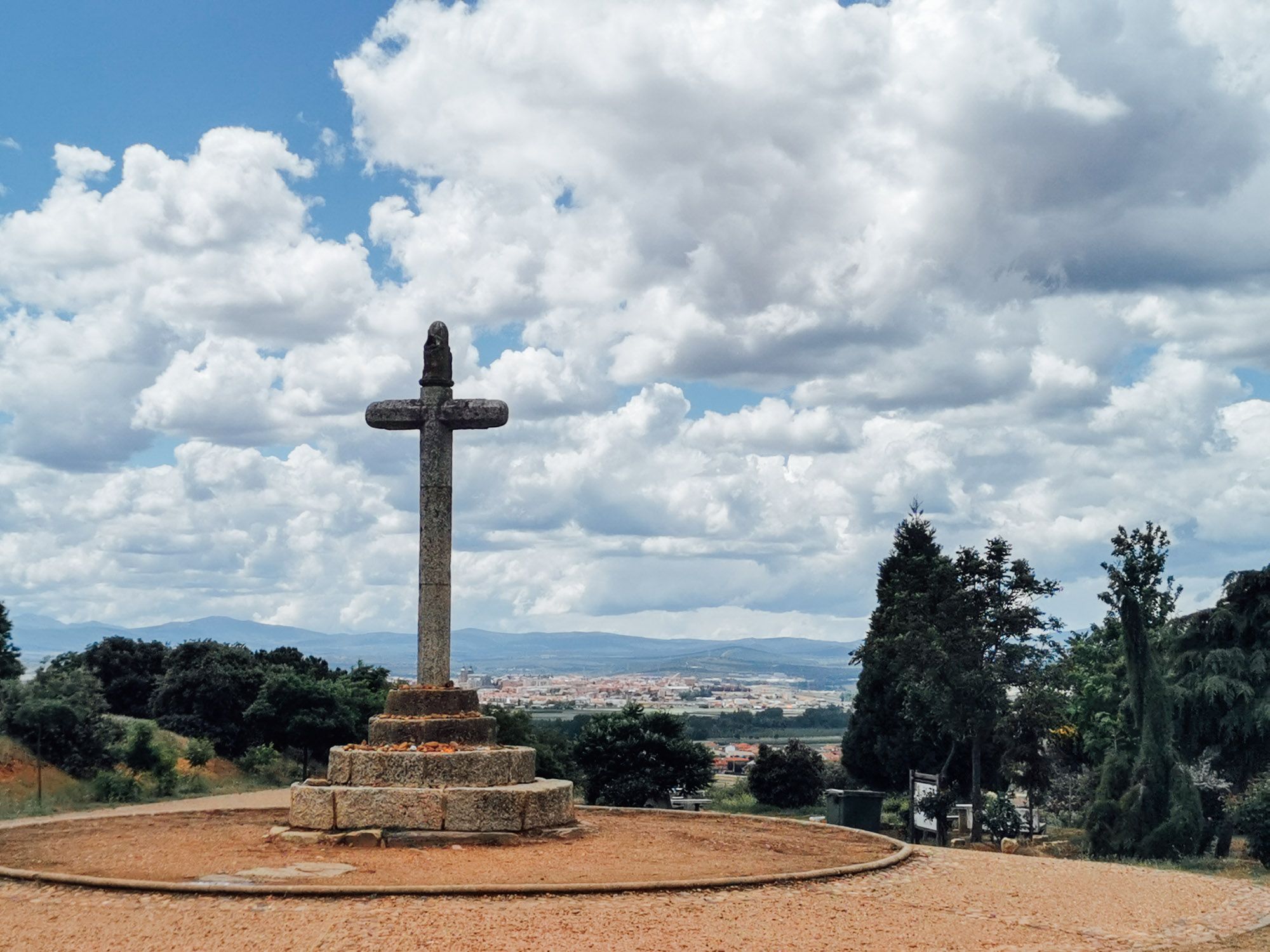 ด้านหน้าเป็นไม้กางเขน มองลงไปไกล ๆ ด้านล่างคือเมือง Astorga จุดหมายปลายทางในวันนี้