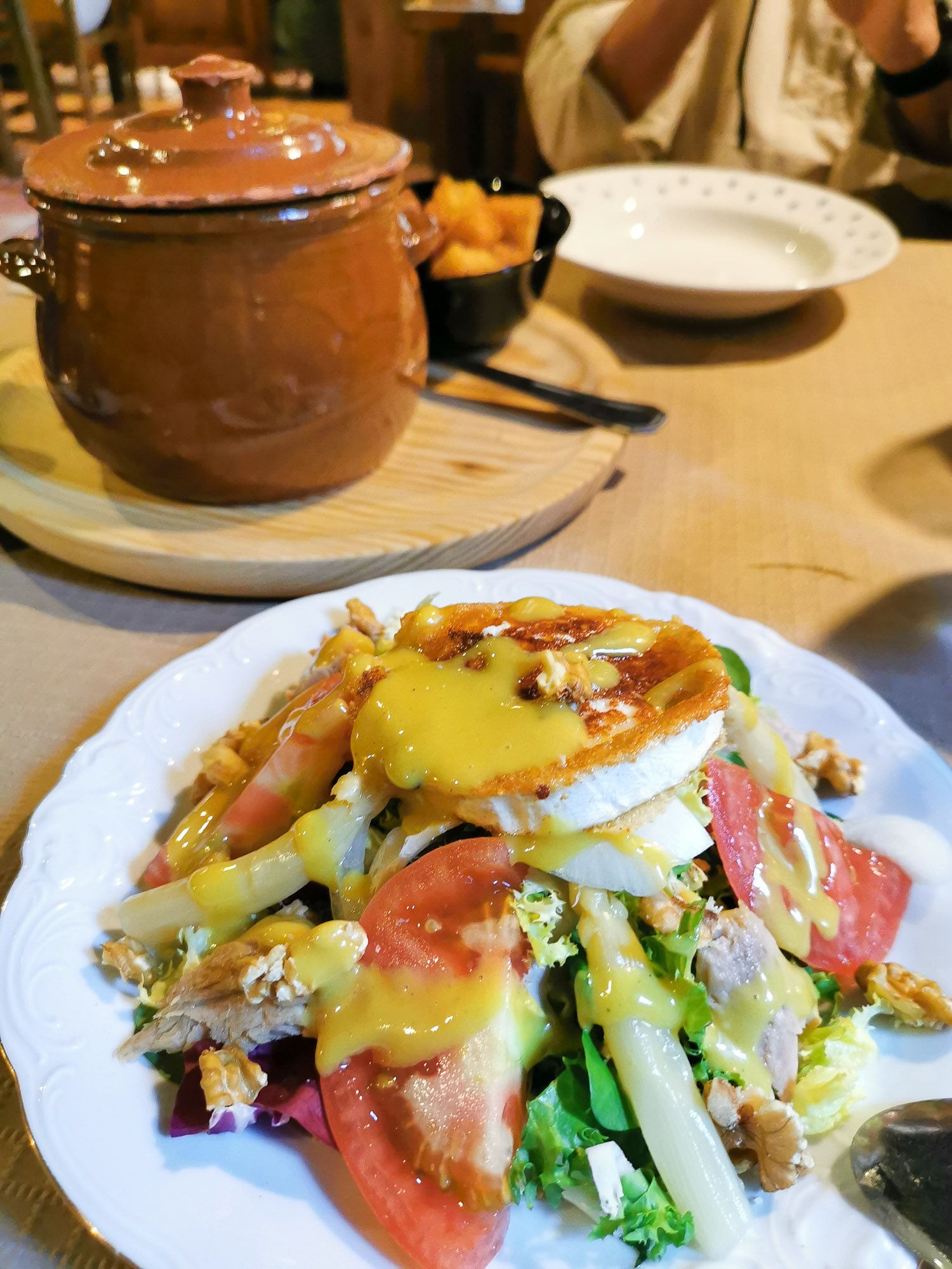 สลัดรวมโปะด้วย Goat Chesse ย่าง