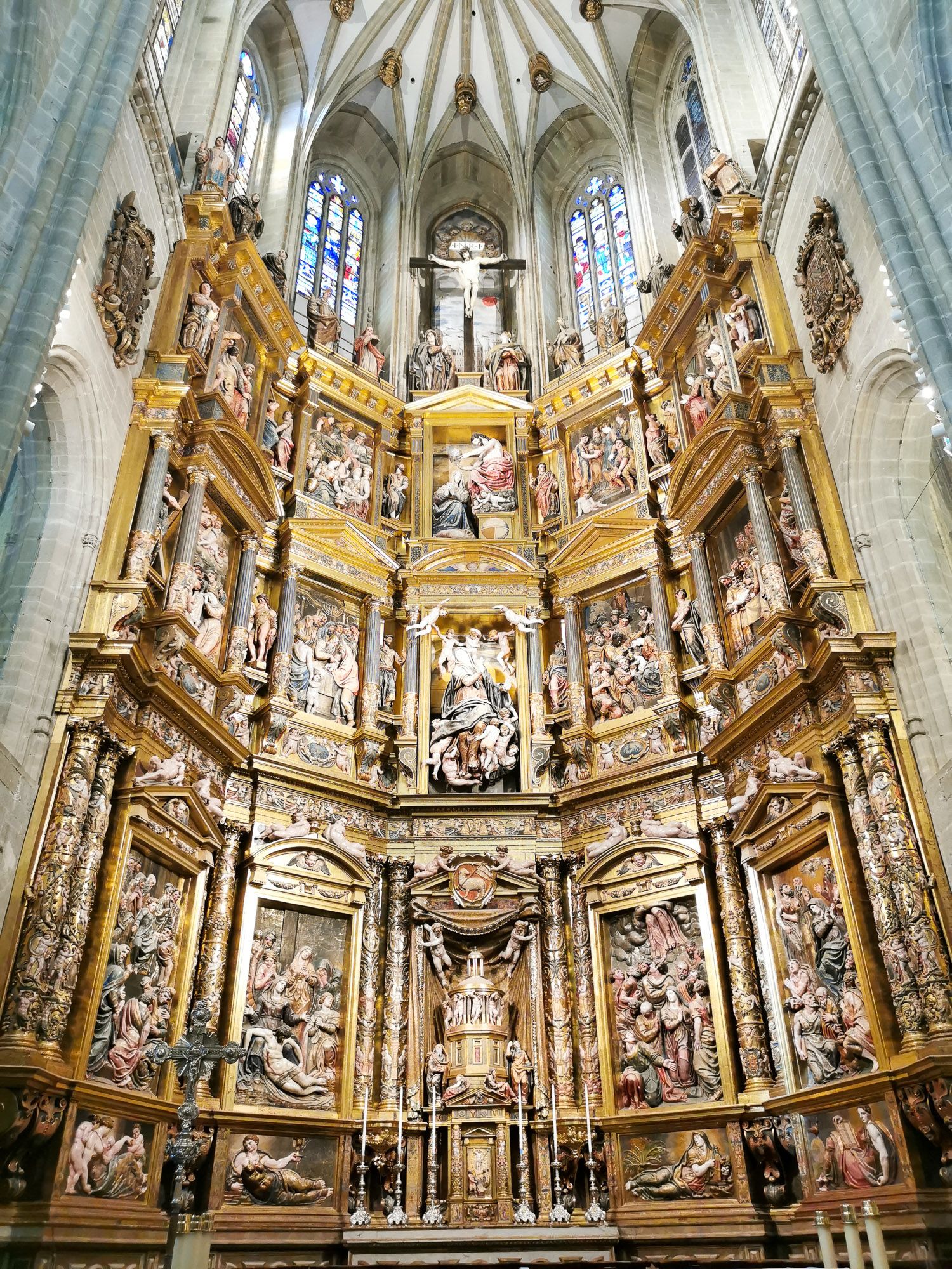 Main Altar แต่ละ Panel เป็นเรื่องราวในศาสนาคริสต์ รูปแกสลักแบบนูนออกมา