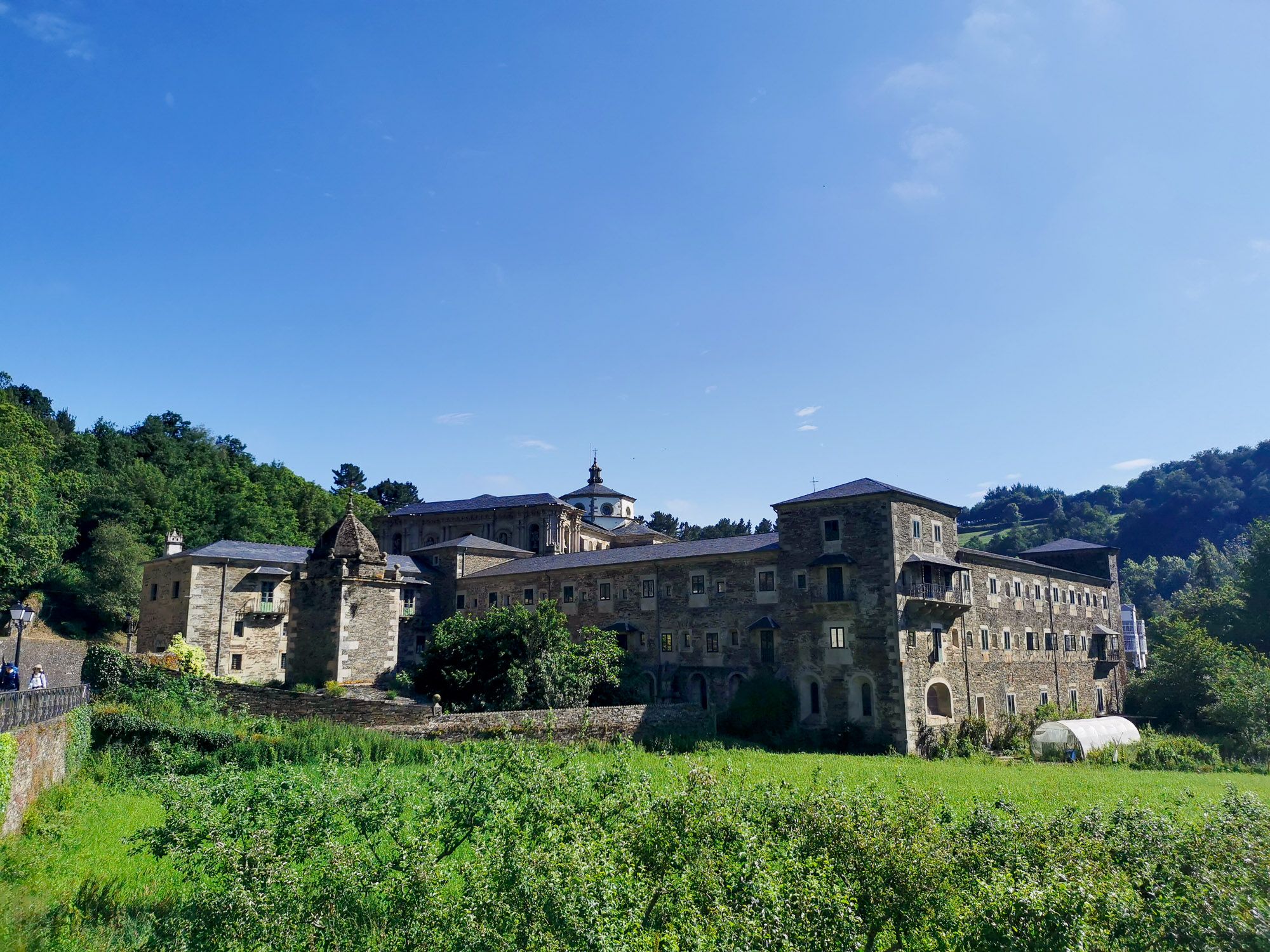 Samos Monastery เป็นหมู่ตึก ทำให้หิน