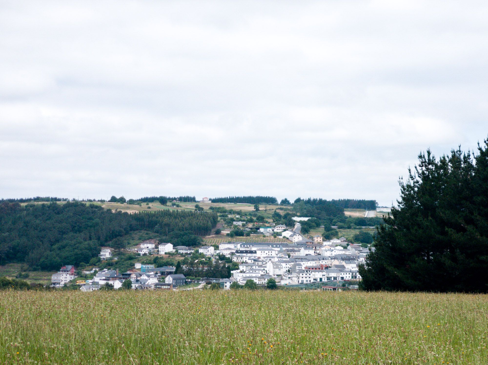 เมือง Portomarín เมืองสีขาวที่เห็นในระยะไกล ๆ 