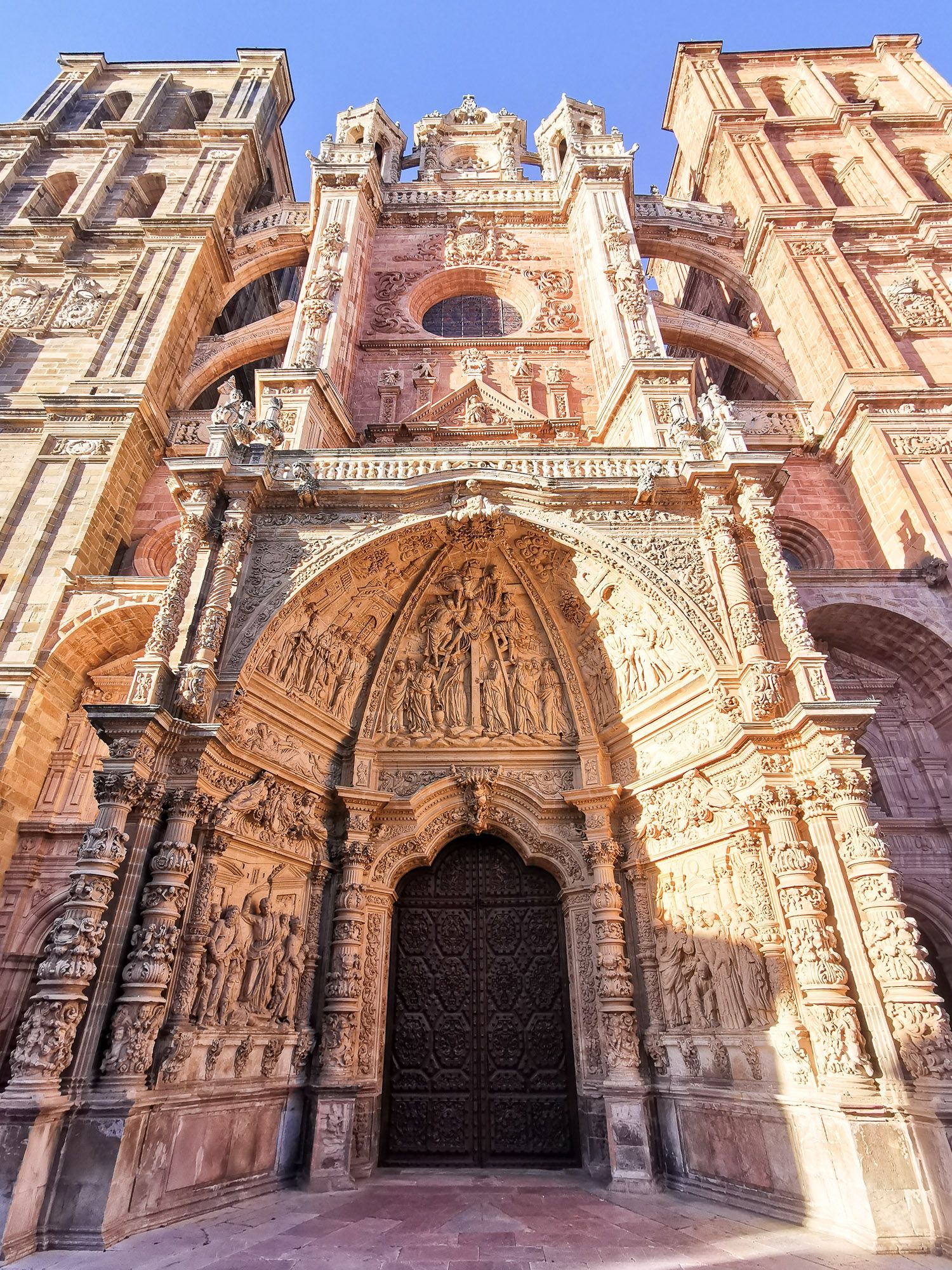 ด้านหน้าของ Cathedral เป็นศิลปะแบบ Baroque แกะสลักรูปปั้นนูนออกมาจากรูป