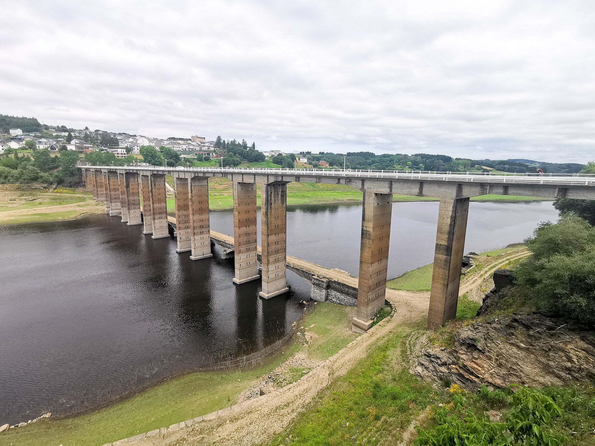 สะพานที่ข้ามไปยังเมือง Portomarín ด้านข้างมีสะพานเก่าอยู่